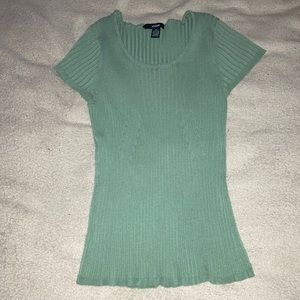 Green short sleeve sweater top